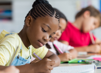 Formação sobre equidade racial avança nas escolas e passa de 48% para 69% das redes municipais em dois anos