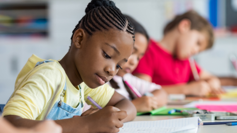 Formação sobre equidade racial avança nas escolas e passa de 48% para 69% das redes municipais em dois anos