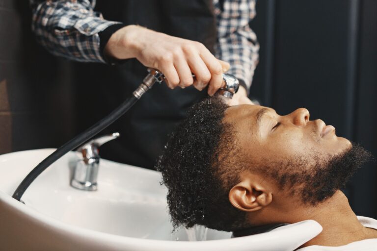 Nova York atualiza formação de cosmetologia para incluir cabelos crespos e cacheados