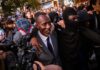 Bally Bagayoko, prefeito de Saint-Denis, é atingido por gás lacrimogêneo durante protesto estudantil em Paris