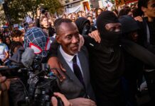 Bally Bagayoko, prefeito de Saint-Denis, é atingido por gás lacrimogêneo durante protesto estudantil em Paris