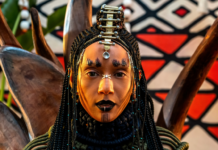 Taís Araujo estreia como Menemi com visual de moicano e garras