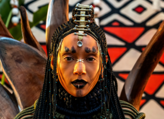 Taís Araujo estreia como Menemi com visual de moicano e garras