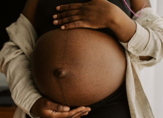 Mulheres negras têm 66% mais risco de complicações graves na gestação, aponta estudo no Canadá