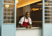 Chef haitiano Pierre Schrager assina o menu do Nudo, novo restaurante de frutos do mar em Pinheiros